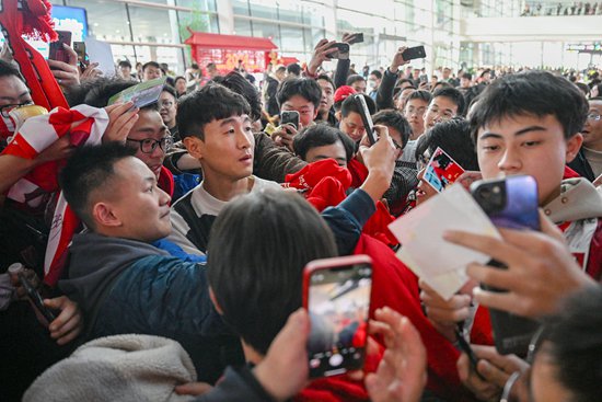     加盟成都蓉城的韦世豪成为新赛季中超本土“标王”，他在机场受到成都球迷热烈欢迎。视觉中国供图